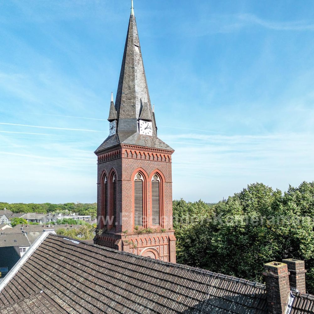 Drohne über einer Kirche